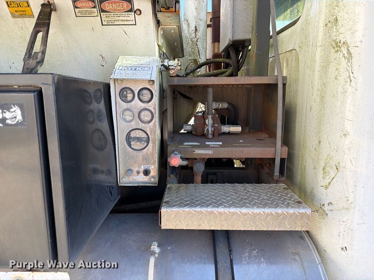 image for item DZ4937 1991 International 4900 sewer jetter truck