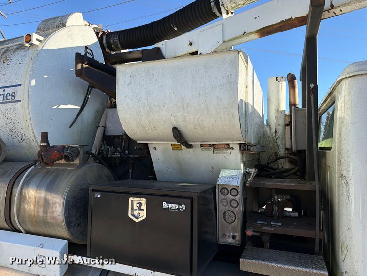 image for item DZ4937 1991 International 4900 sewer jetter truck