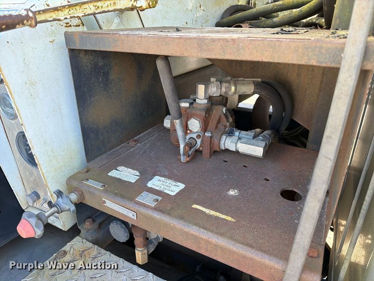 image for item DZ4937 1991 International 4900 sewer jetter truck