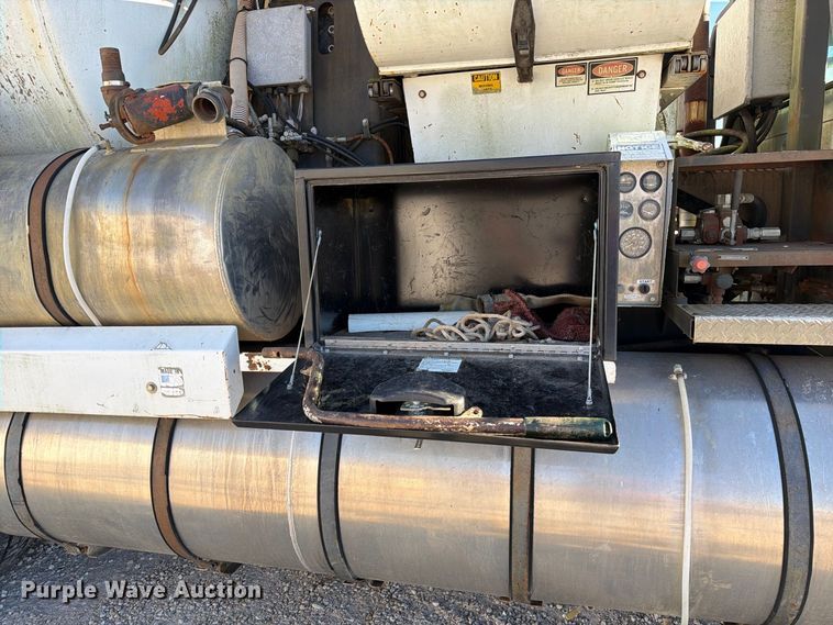 image for item DZ4937 1991 International 4900 sewer jetter truck