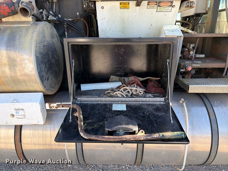 image for item DZ4937 1991 International 4900 sewer jetter truck