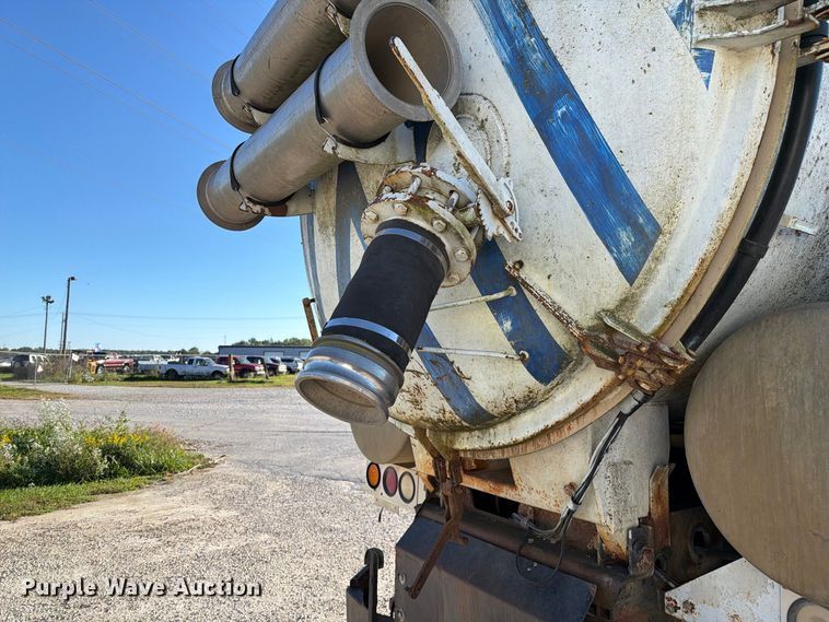 image for item DZ4937 1991 International 4900 sewer jetter truck