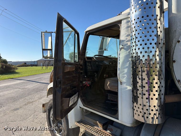 image for item DZ4937 1991 International 4900 sewer jetter truck