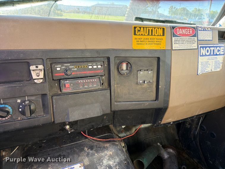 image for item DZ4937 1991 International 4900 sewer jetter truck