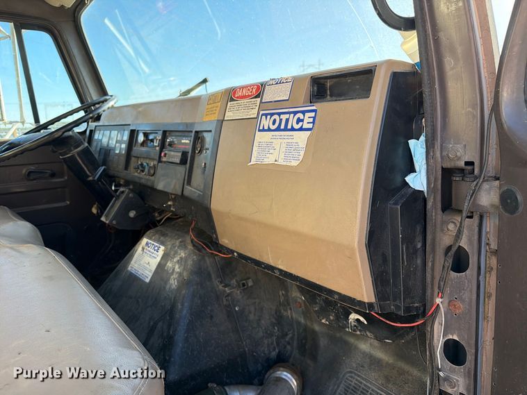 image for item DZ4937 1991 International 4900 sewer jetter truck