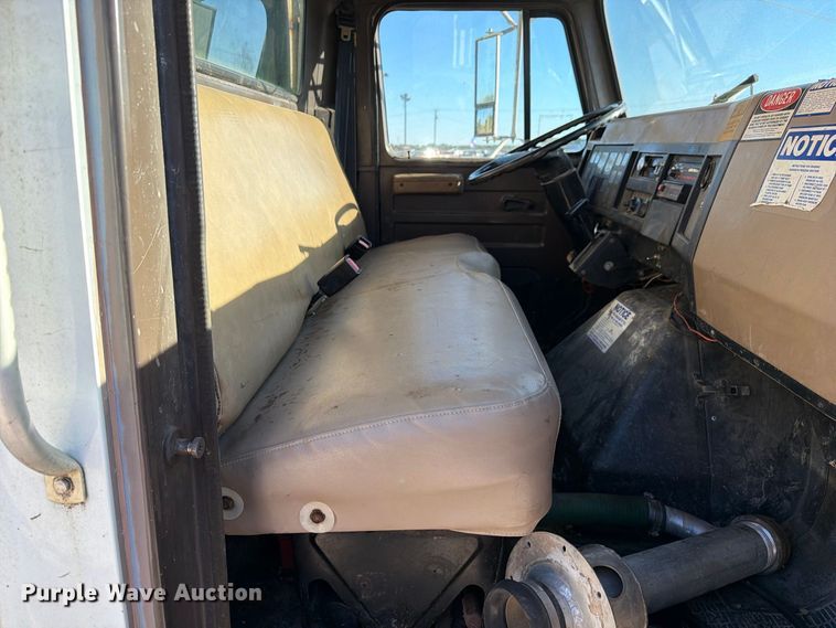 image for item DZ4937 1991 International 4900 sewer jetter truck