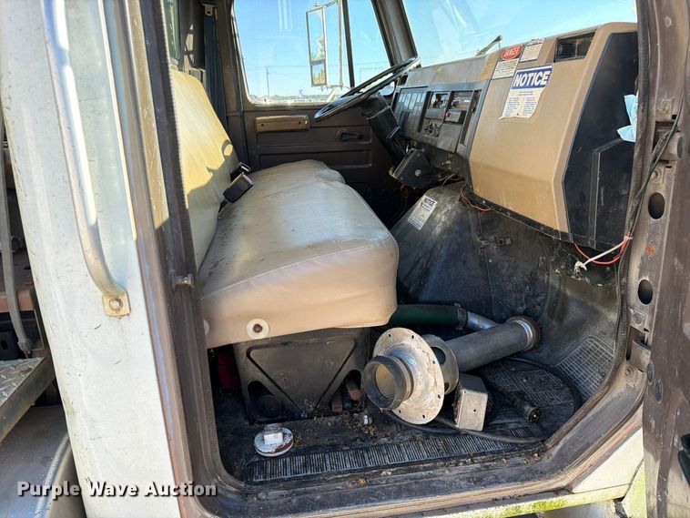 image for item DZ4937 1991 International 4900 sewer jetter truck
