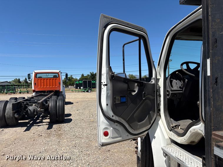image for item EA0004 2005 Freightliner Business Class M2 flatbed truck with crash attenuator