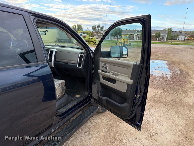 image for item EA0568 2012 Dodge Ram 3500 Crew Cab flatbed pickup truck