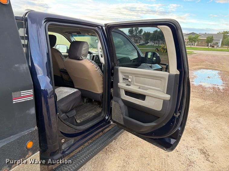 image for item EA0568 2012 Dodge Ram 3500 Crew Cab flatbed pickup truck