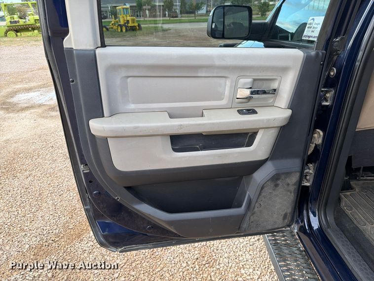 image for item EA0568 2012 Dodge Ram 3500 Crew Cab flatbed pickup truck
