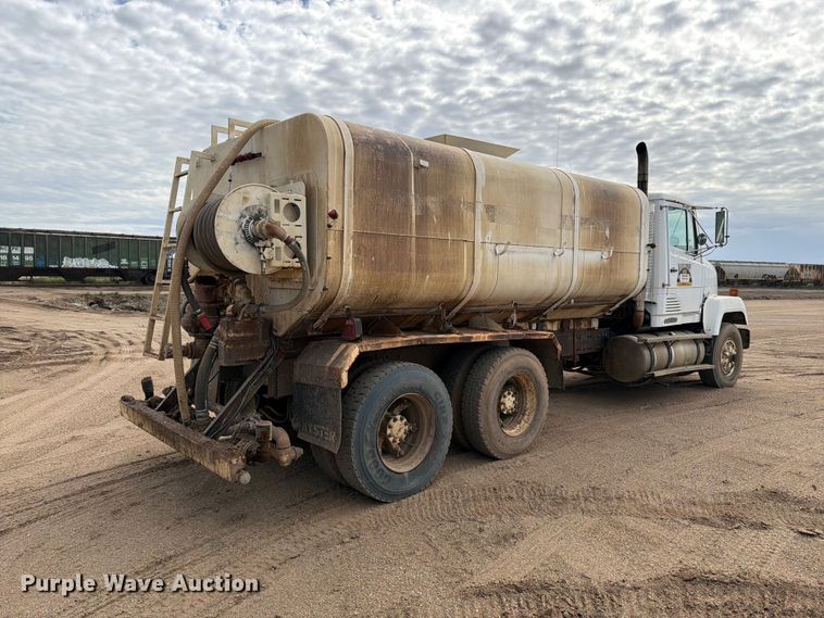image for item EA0576 1989 Freightliner Conventional water truck