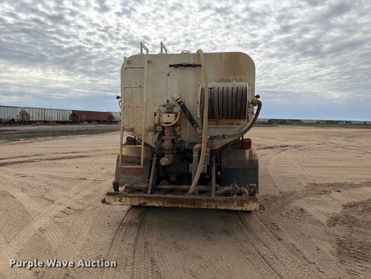 image for item EA0576 1989 Freightliner Conventional water truck
