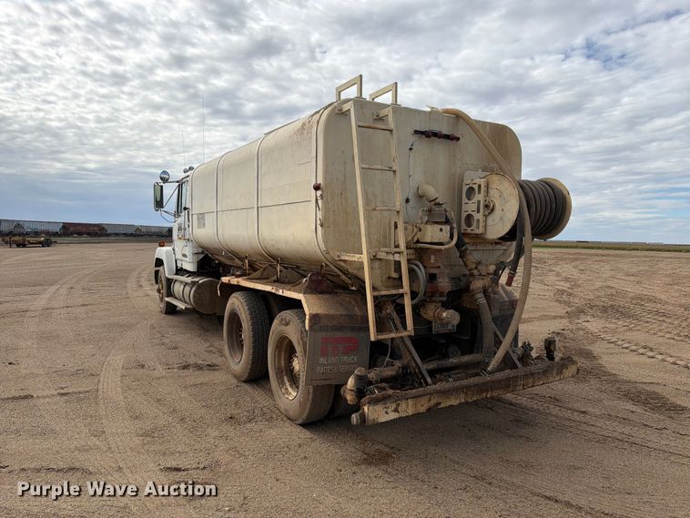 image for item EA0576 1989 Freightliner Conventional water truck