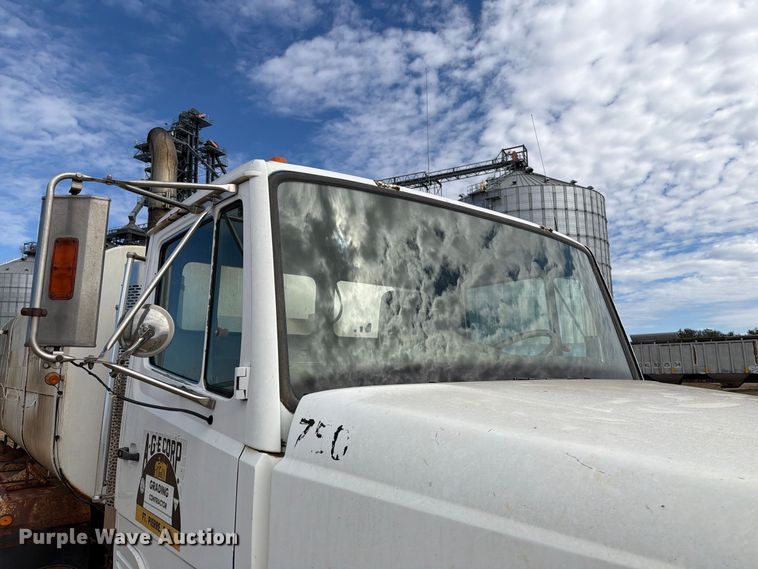 image for item EA0576 1989 Freightliner Conventional water truck
