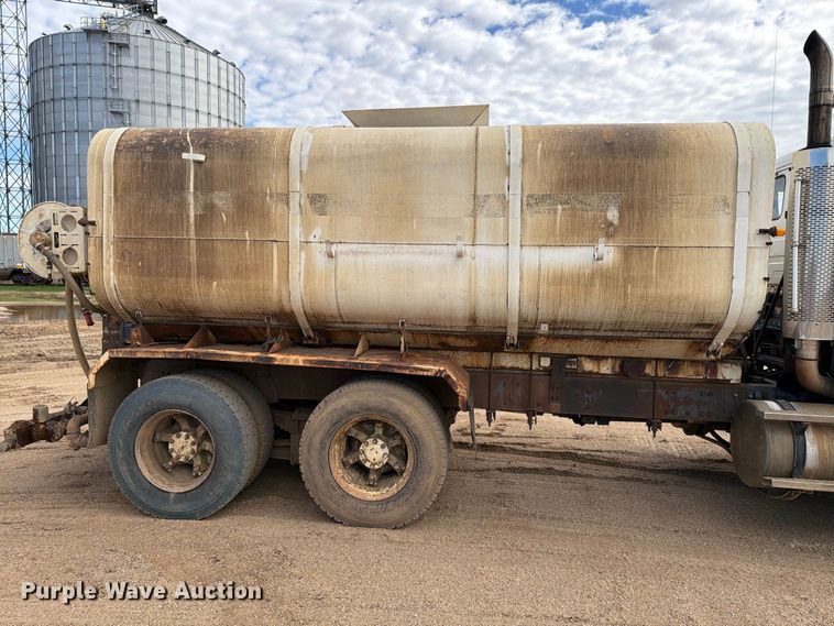 image for item EA0576 1989 Freightliner Conventional water truck