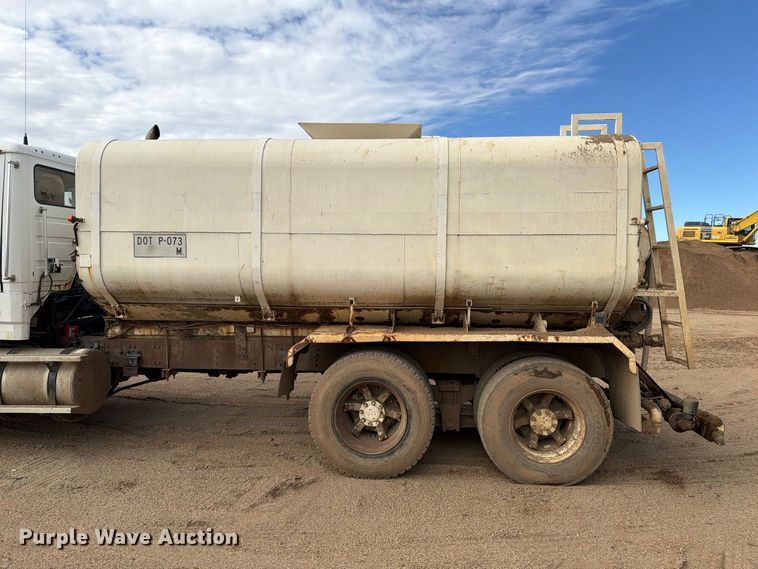 image for item EA0576 1989 Freightliner Conventional water truck