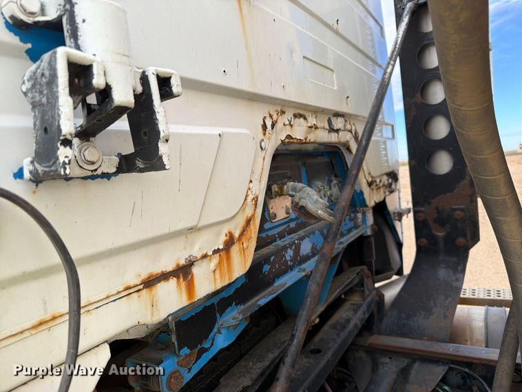 image for item EA0576 1989 Freightliner Conventional water truck