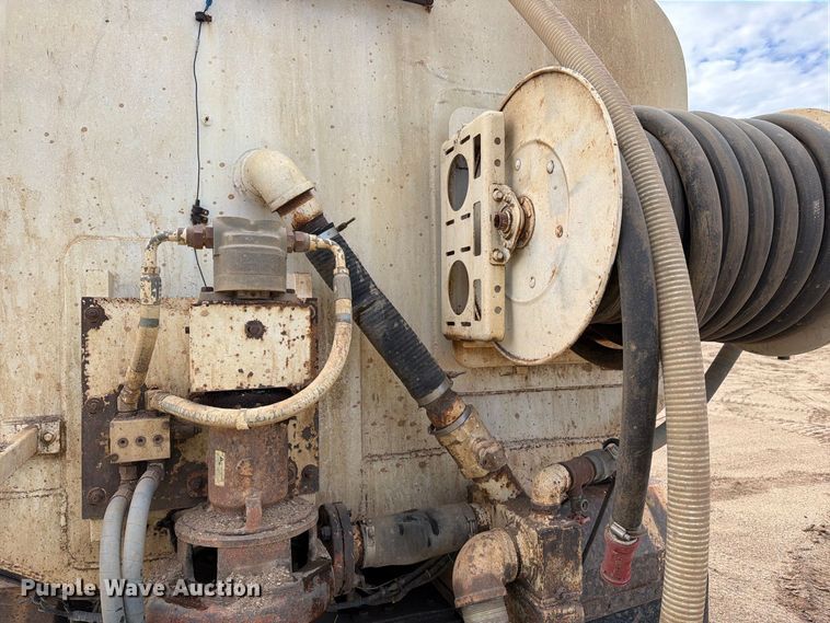 image for item EA0576 1989 Freightliner Conventional water truck