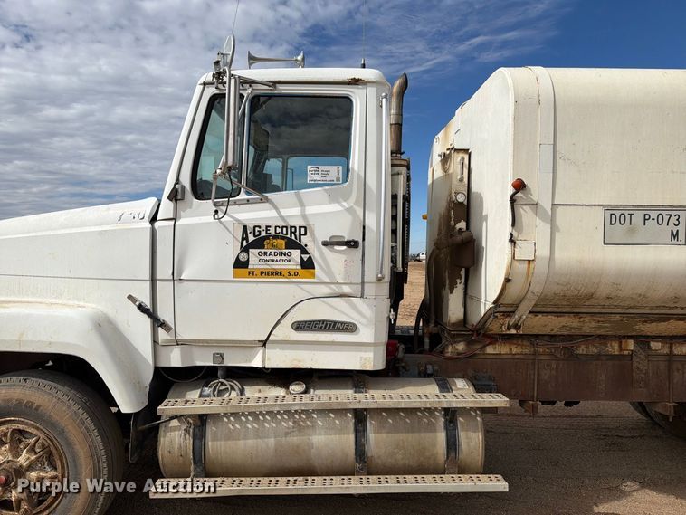 image for item EA0576 1989 Freightliner Conventional water truck