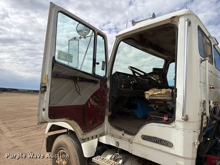 image for item EA0576 1989 Freightliner Conventional water truck