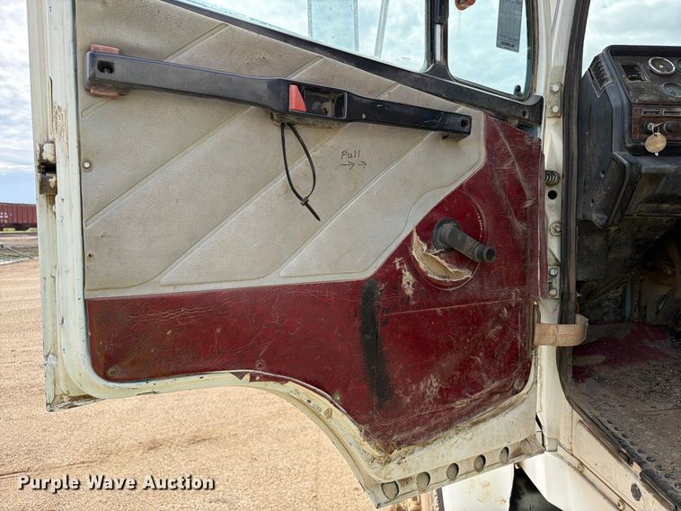 image for item EA0576 1989 Freightliner Conventional water truck