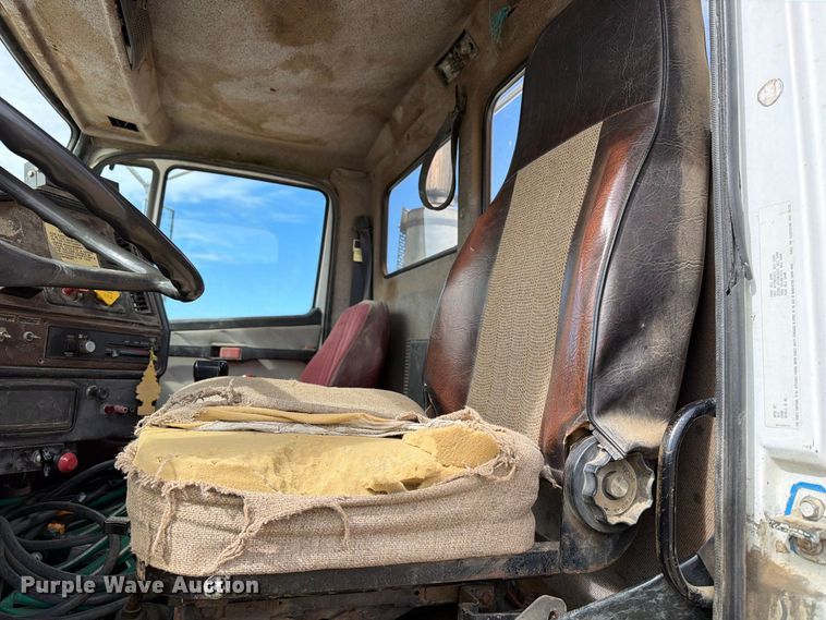 image for item EA0576 1989 Freightliner Conventional water truck