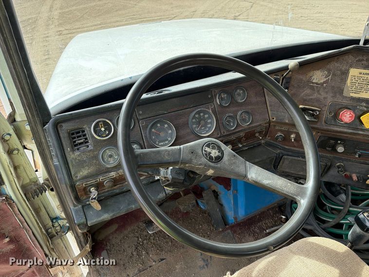 image for item EA0576 1989 Freightliner Conventional water truck