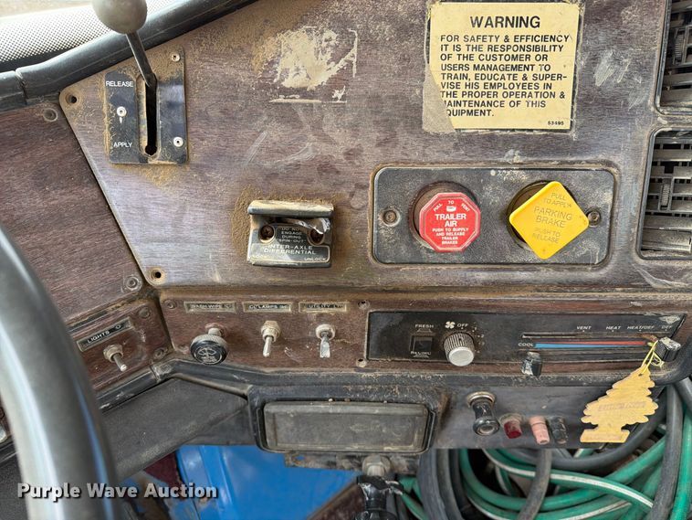 image for item EA0576 1989 Freightliner Conventional water truck