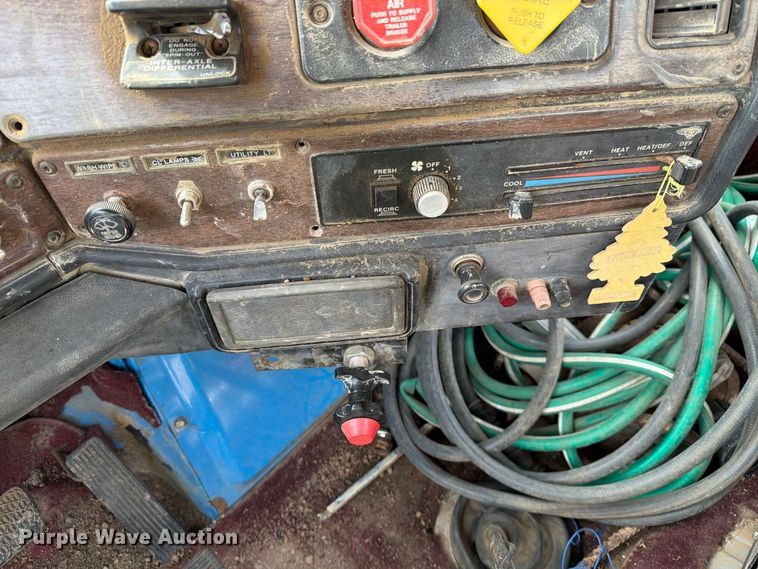 image for item EA0576 1989 Freightliner Conventional water truck