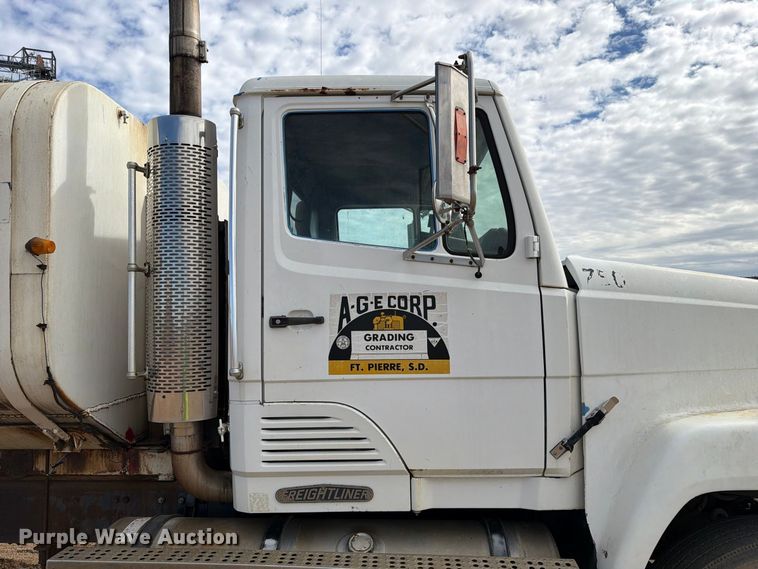 image for item EA0576 1989 Freightliner Conventional water truck