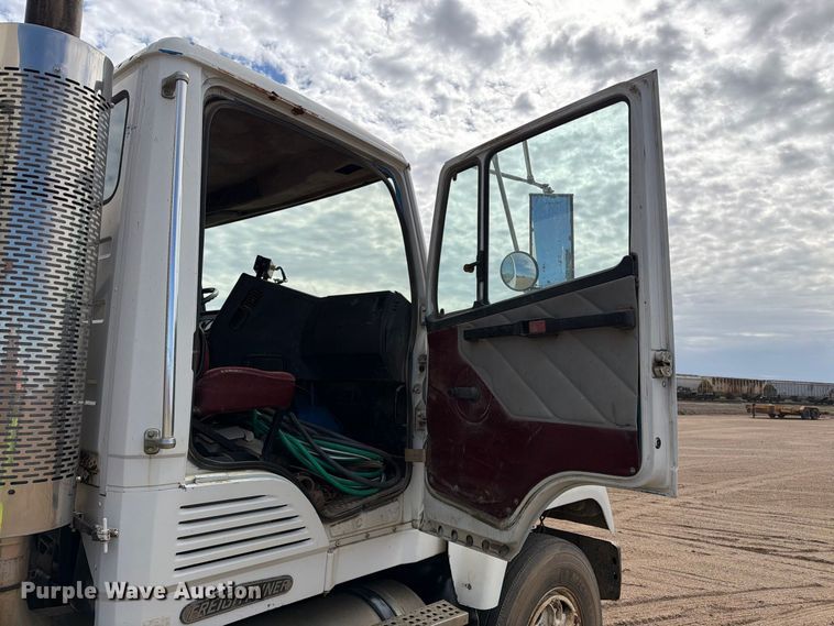 image for item EA0576 1989 Freightliner Conventional water truck