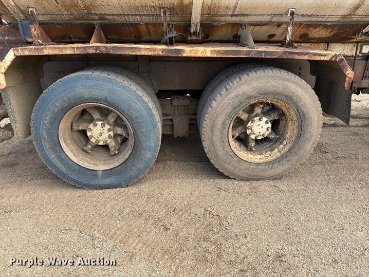 image for item EA0576 1989 Freightliner Conventional water truck