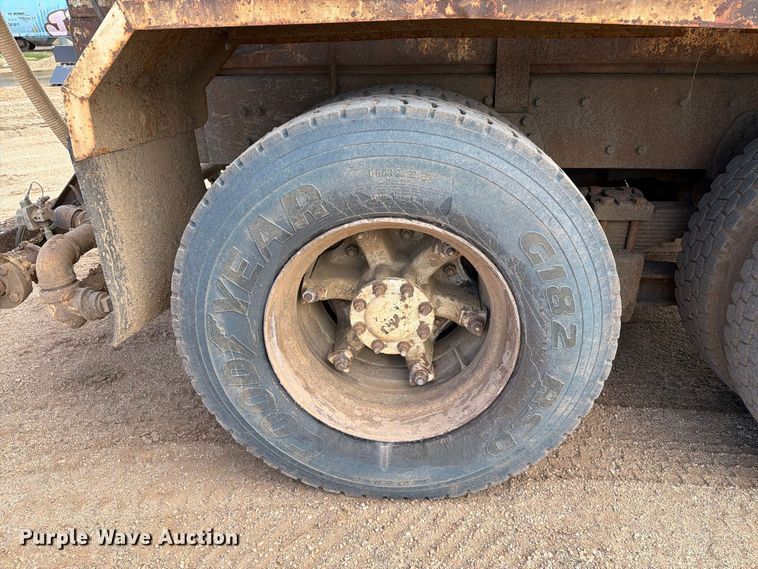 image for item EA0576 1989 Freightliner Conventional water truck