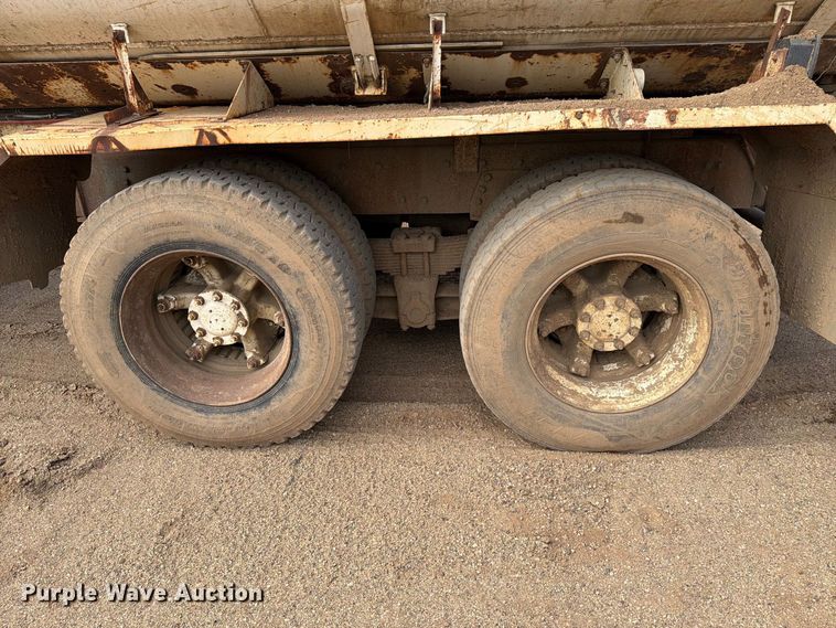 image for item EA0576 1989 Freightliner Conventional water truck