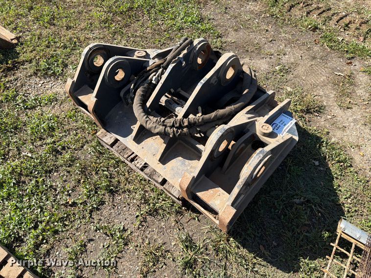 image for item EA0582 JRB 644K hydraulic quick coupler