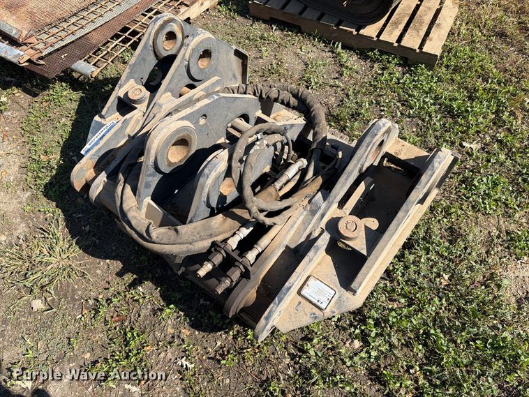 image for item EA0582 JRB 644K hydraulic quick coupler