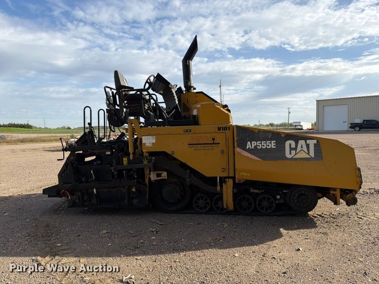 image for item EA0587 2014 Caterpillar AP-555E paver