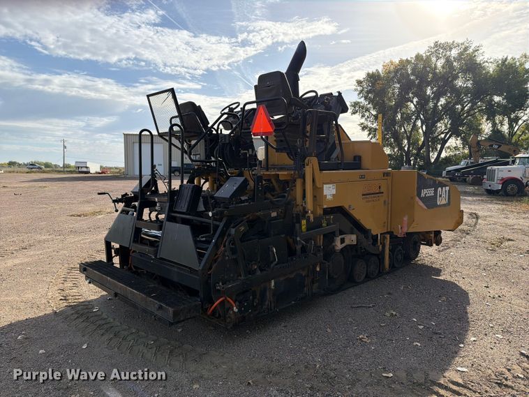 image for item EA0587 2014 Caterpillar AP-555E paver