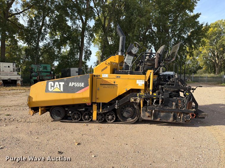 image for item EA0587 2014 Caterpillar AP-555E paver