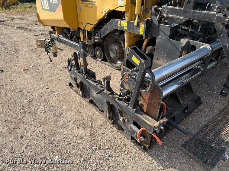 image for item EA0587 2014 Caterpillar AP-555E paver