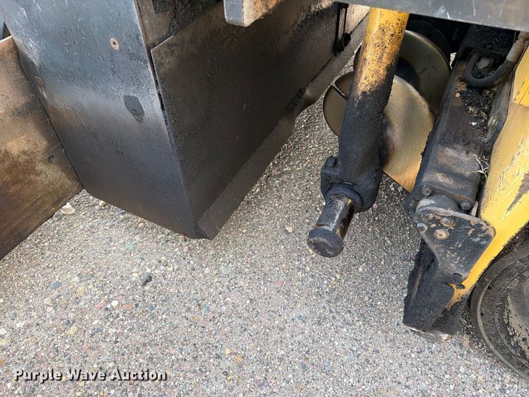 image for item EA0587 2014 Caterpillar AP-555E paver