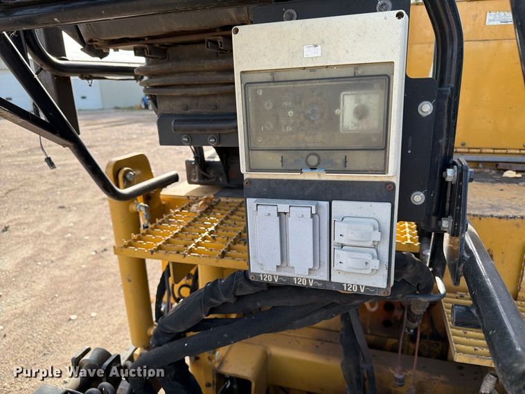 image for item EA0587 2014 Caterpillar AP-555E paver