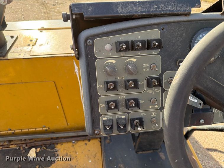 image for item EA0587 2014 Caterpillar AP-555E paver