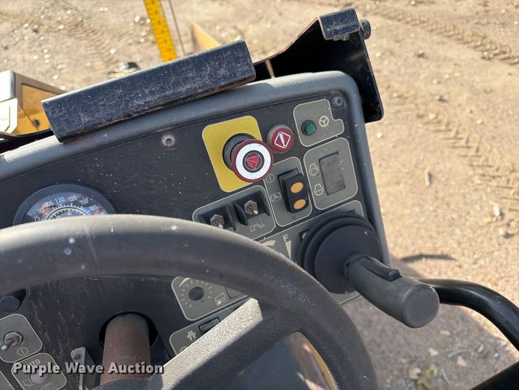 image for item EA0587 2014 Caterpillar AP-555E paver