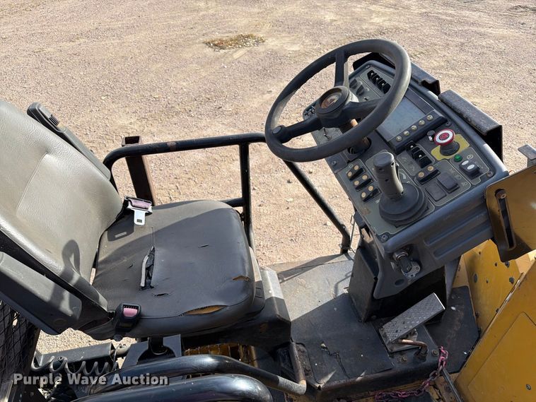 image for item EA0587 2014 Caterpillar AP-555E paver