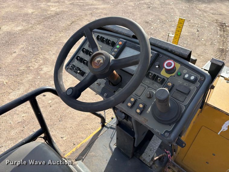 image for item EA0587 2014 Caterpillar AP-555E paver