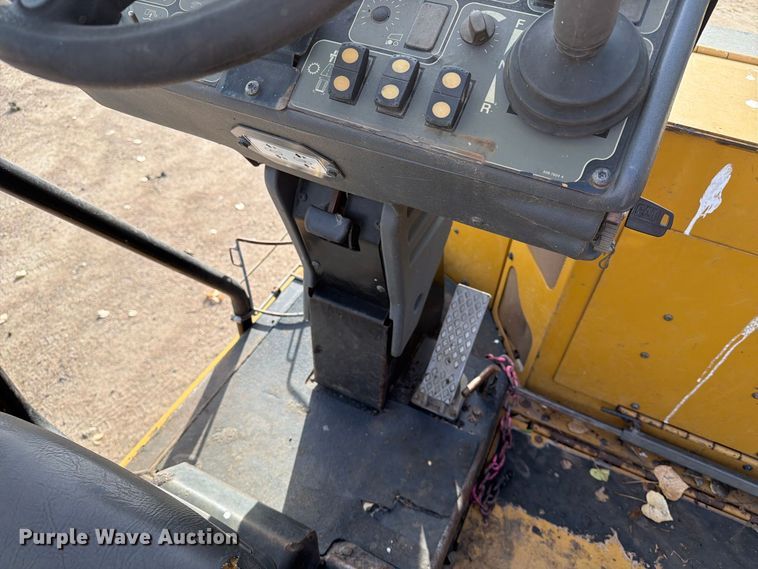 image for item EA0587 2014 Caterpillar AP-555E paver