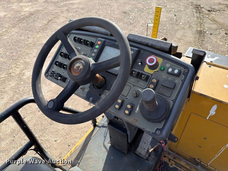 image for item EA0587 2014 Caterpillar AP-555E paver