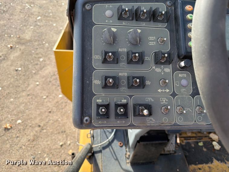image for item EA0587 2014 Caterpillar AP-555E paver